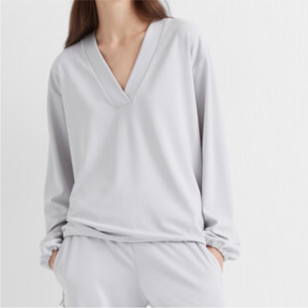 Club Monaco Swingy V-Neck Top in Pale Grey size  Medium‎